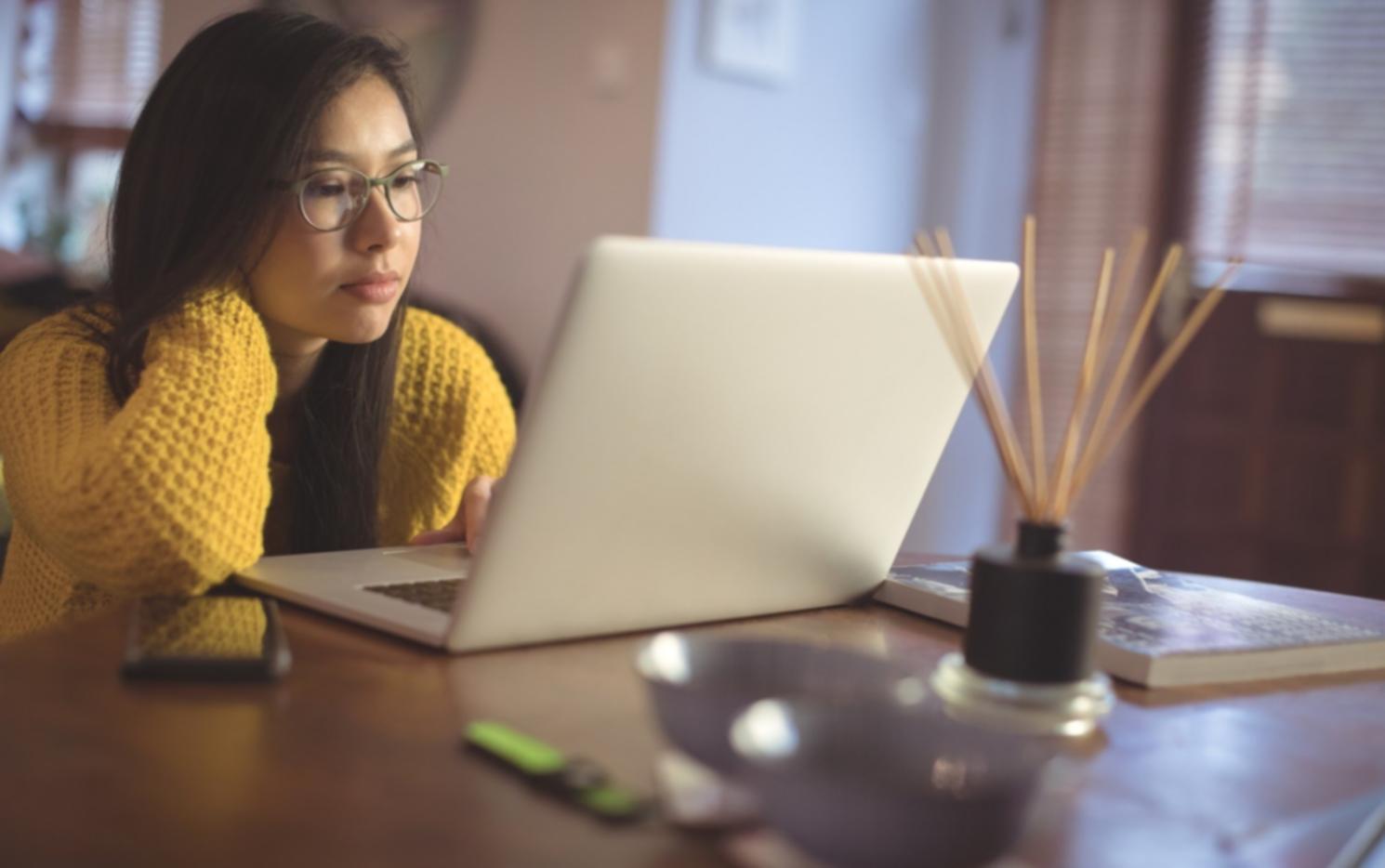 Modernster Video-Editing-Arbeitsplatz mit professioneller Ausrüstung