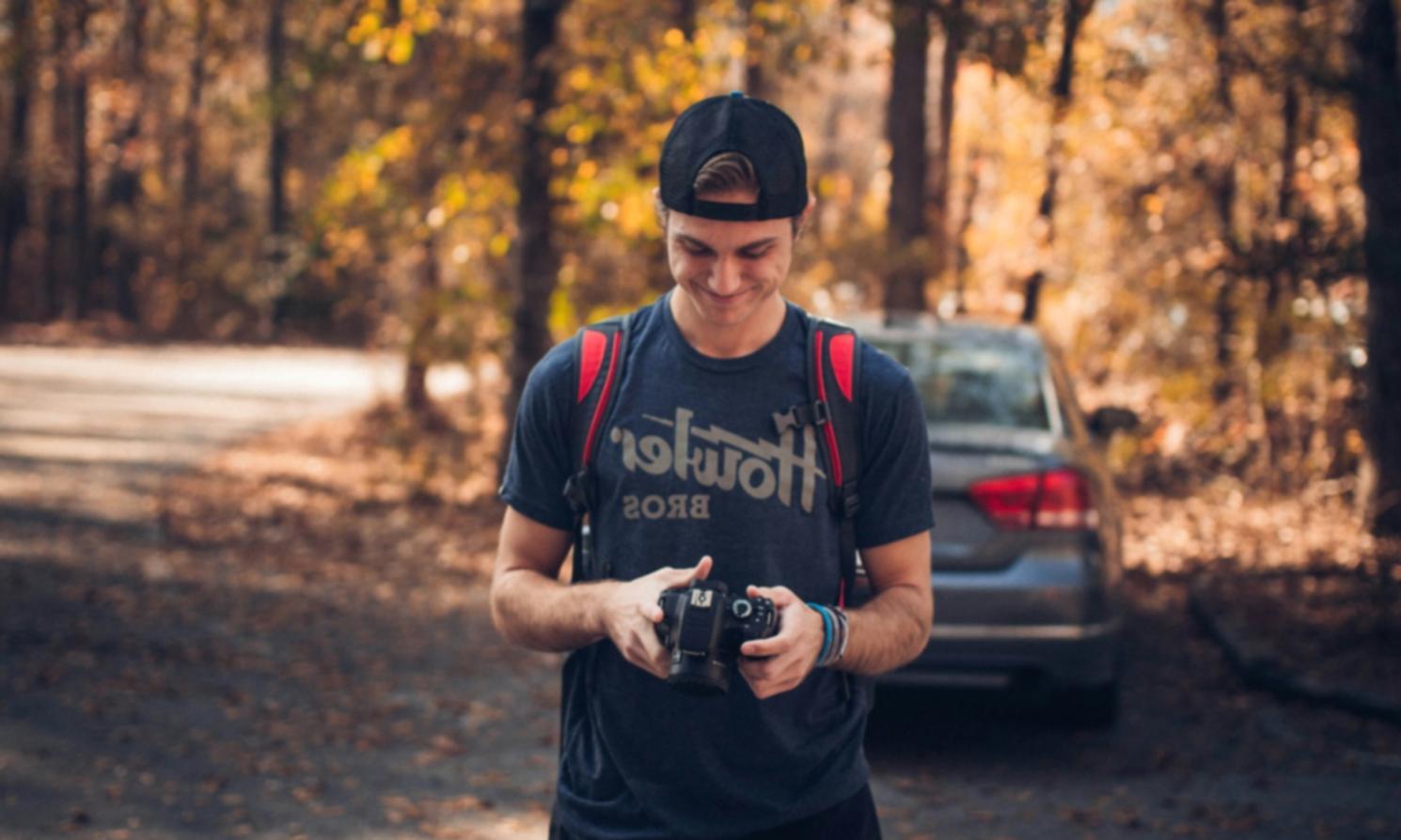 Kreative Arbeitsumgebung mit moderner Videobearbeitungsausrüstung